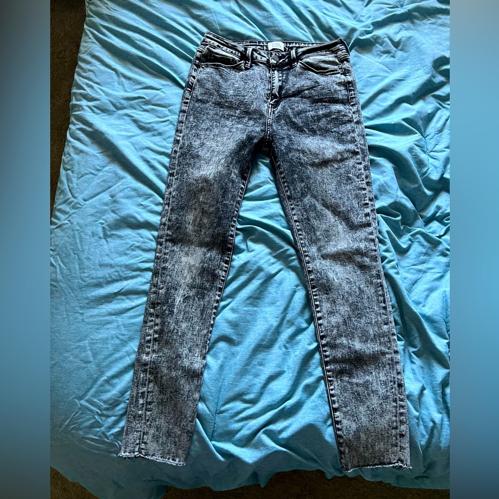 Acid-washed denim high-waisted skinny jeans with a bit of stretch